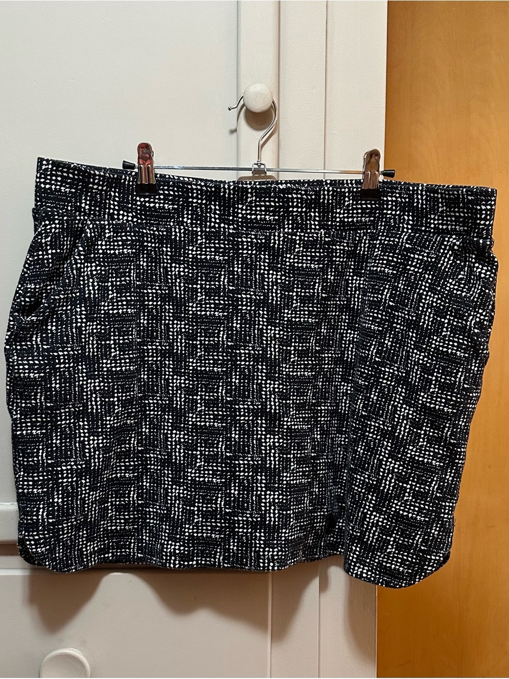 Croft and Barrow Black & White Textured Skort